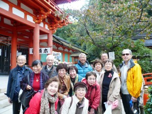 上賀茂神社の片岡社の前で片岡さんを中心に