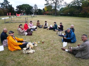 上賀茂神社の広場で昼食会