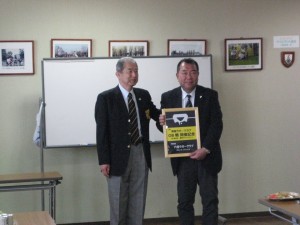 藤村会長からペナント贈呈。