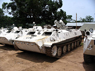 白塗りの平和維持軍の戦車