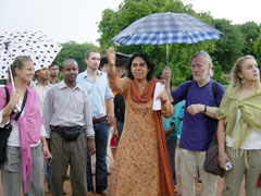 ▲発展途上国の都市計画を学ぶため、授業の一貫で訪れたインド。大学院（ノルウェー理工科大）での教授とクラスメイト(2005年9月)