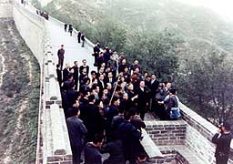 万里の長城を視察する日中国交正常化の一行