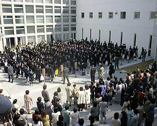 中庭に整列する新入生たち