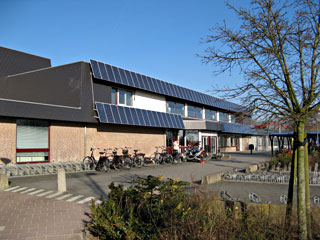 アルクマール北駅近くにある公営プールの外観～太陽電池パネルがずらりと並ぶ