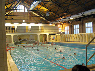 Zuiderbadの内部。自由遊泳時間の様子～一番左のコースでは、これから子供の初級レッスンが始まる