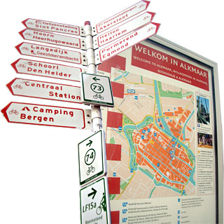 観光案内板と交通標識