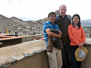 この夏婚約者と共に訪れたチベット・ギヤンセ。ノルウェーの大学院でクラスメイトだったチベット人の友人（写真左）のおかげで、この旅が実現した(2007年7月)
