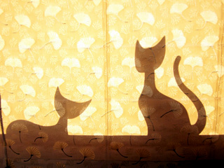 猫の置物のカーテンに映った影(撮影5月)