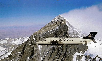 仏様航空で遊覧飛行～エベレストとブッタエア機（ネパールのポスターから）